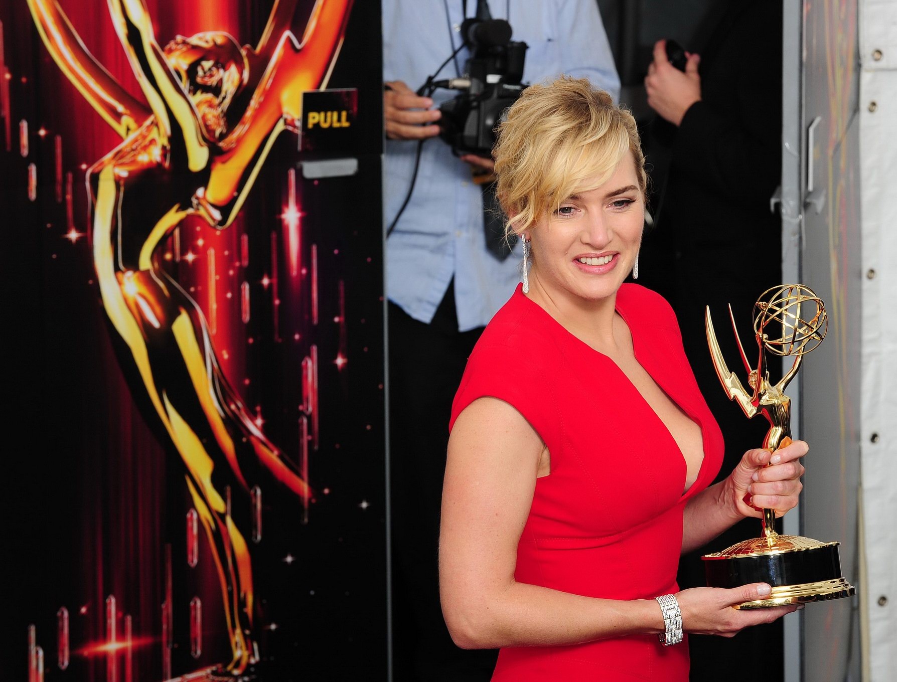 Kate Winslet braless showing side boob at 63rd Primetime Emmy Awards