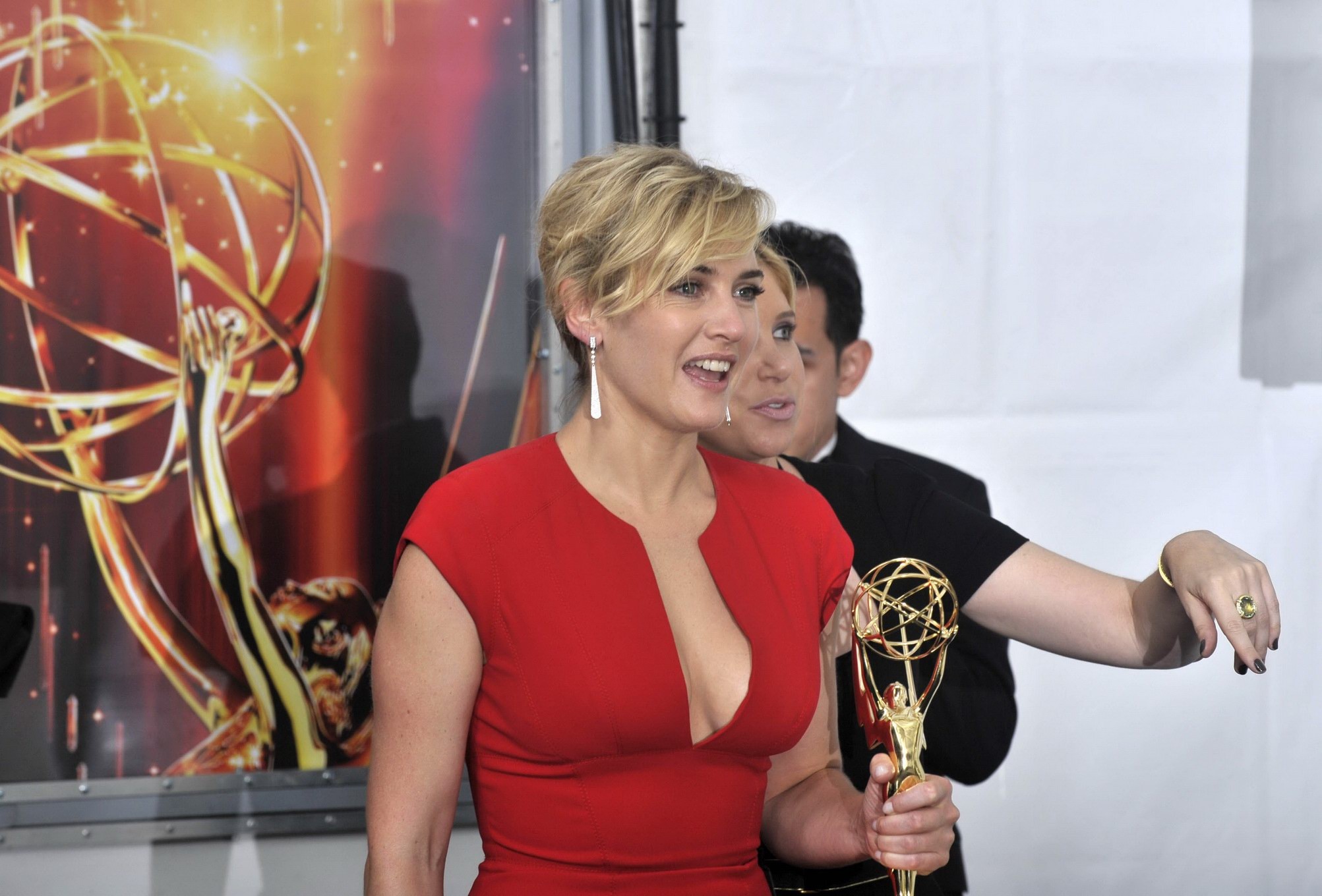 ケイト・ウィンスレット、第63回ゴールデンタイム・エミー賞で横乳を見せるブラレス姿
 #75289144