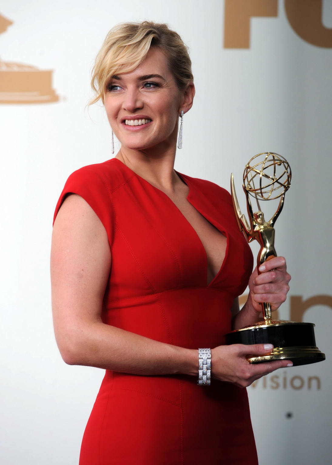 Kate winslet braless mostrando un pecho lateral en la 63ª edición de los premios primetime emmy
 #75289225