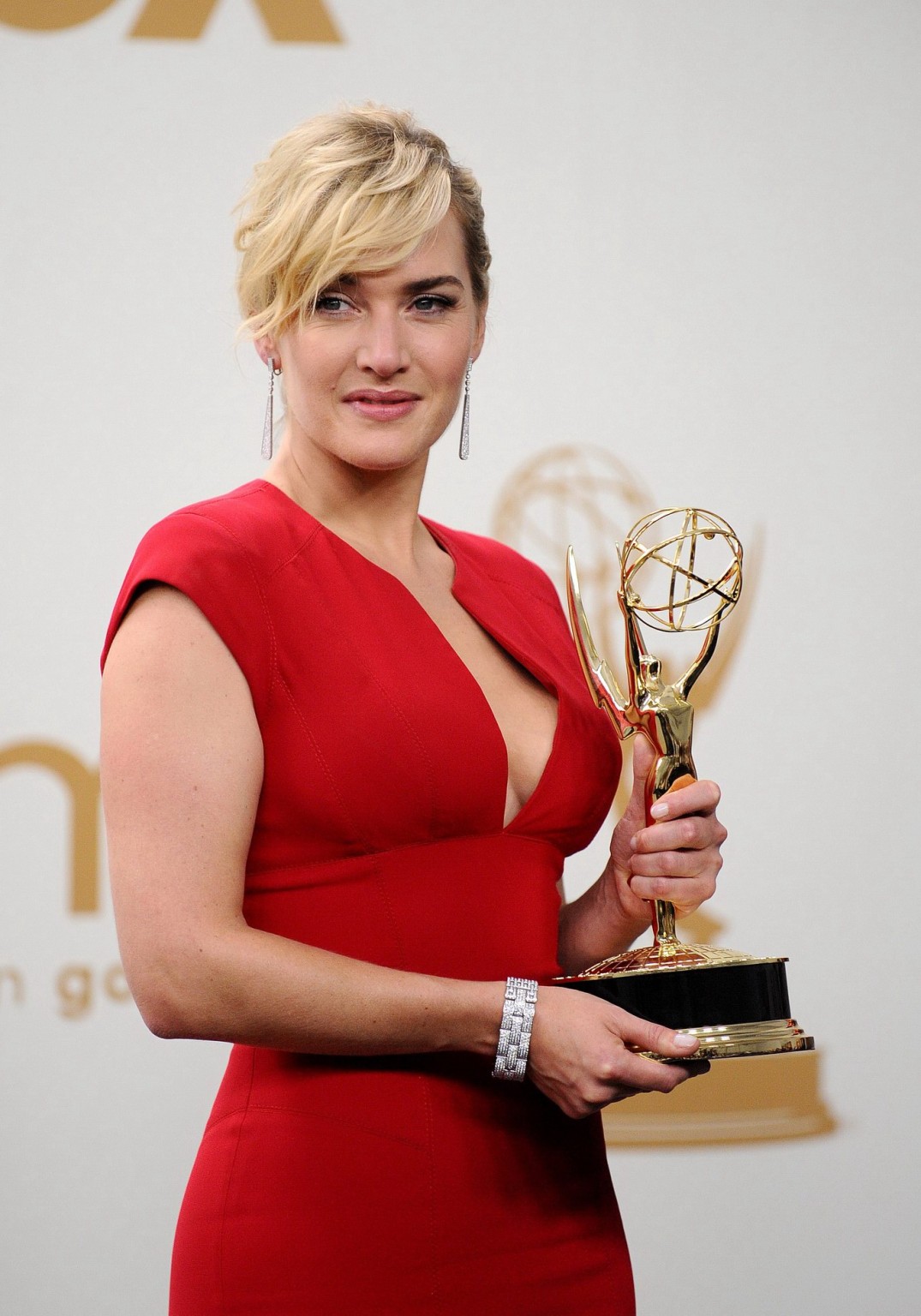 Kate winslet braless mostrando un pecho lateral en la 63ª edición de los premios primetime emmy
 #75289251