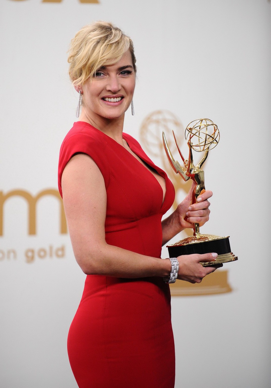 Kate winslet braless mostrando un pecho lateral en la 63ª edición de los premios primetime emmy
 #75289261