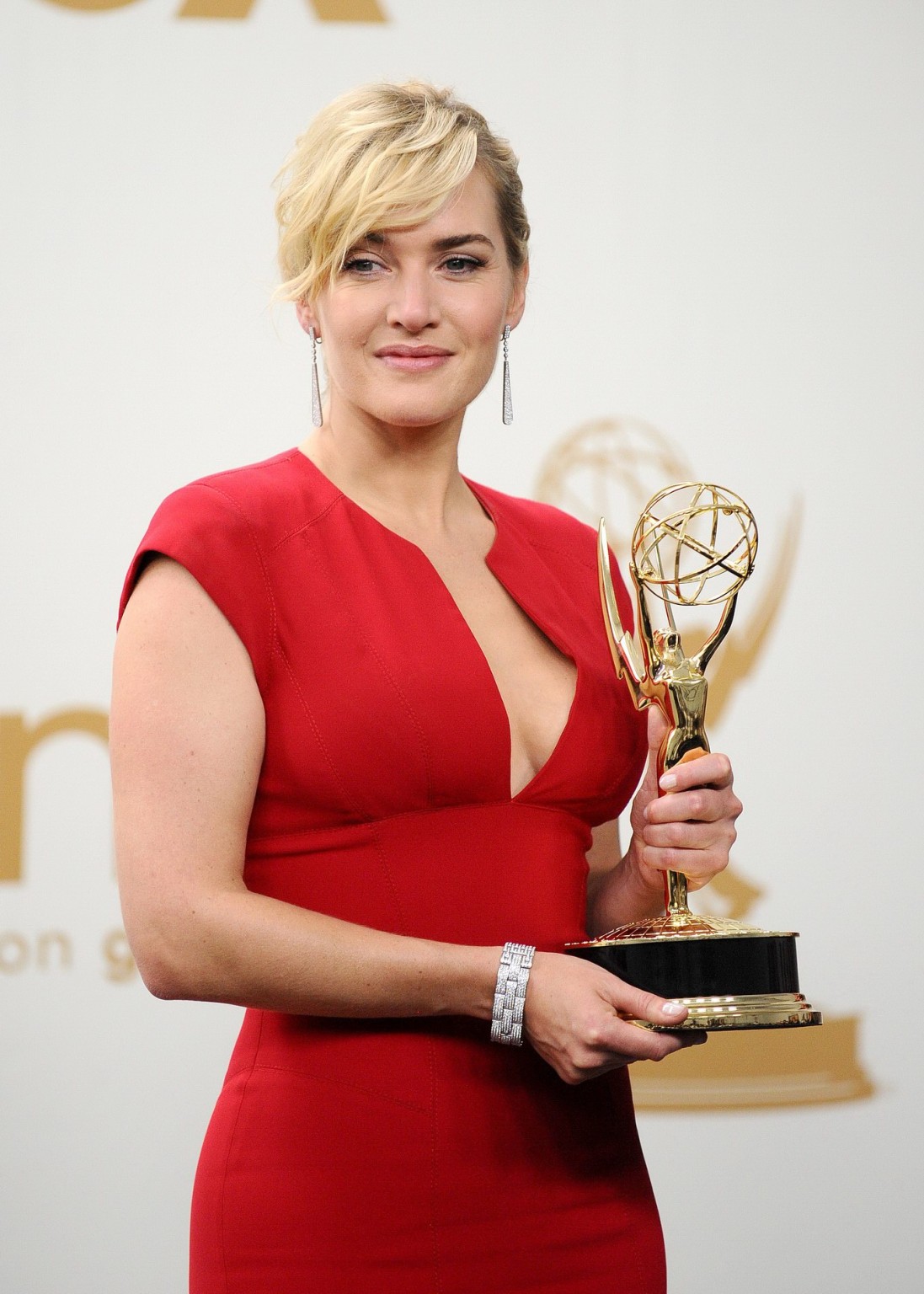 Kate winslet braless mostrando un pecho lateral en la 63ª edición de los premios primetime emmy
 #75289270