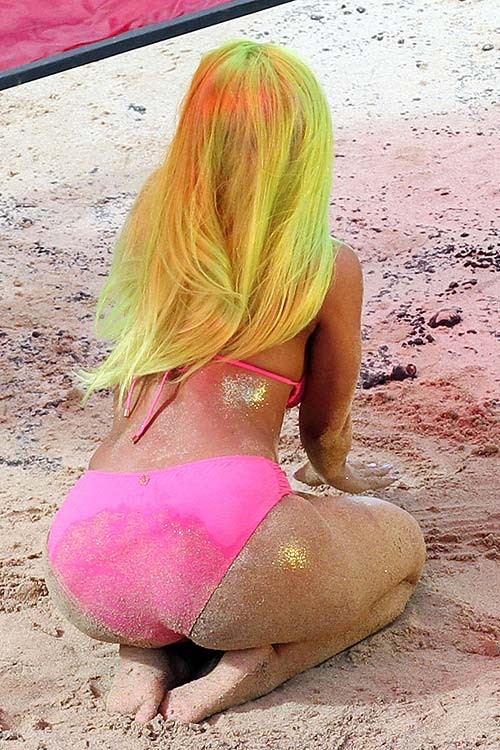 Nicki minaj mostrando sus enormes tetas y su sexy culo en bikini
 #75270162
