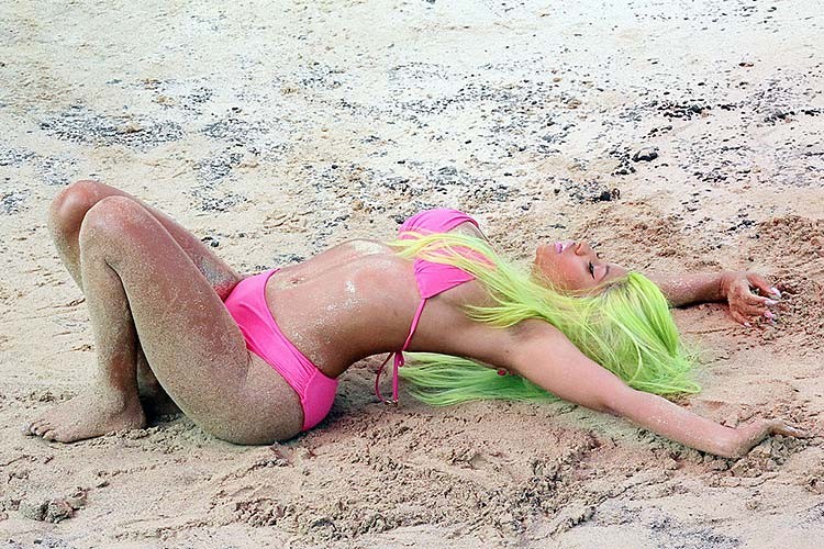 Nicki Minaj zeigt riesige Brüste und sexy Arsch im Bikini
 #75270182
