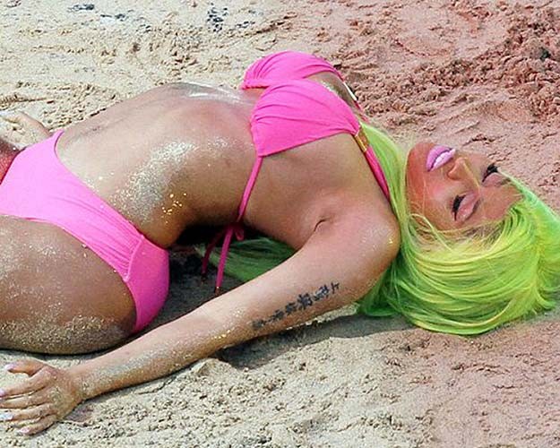 Nicki Minaj zeigt riesige Brüste und sexy Arsch im Bikini
 #75270186