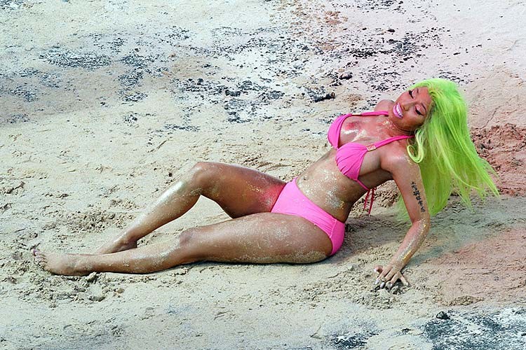 Nicki Minaj zeigt riesige Brüste und sexy Arsch im Bikini
 #75270192