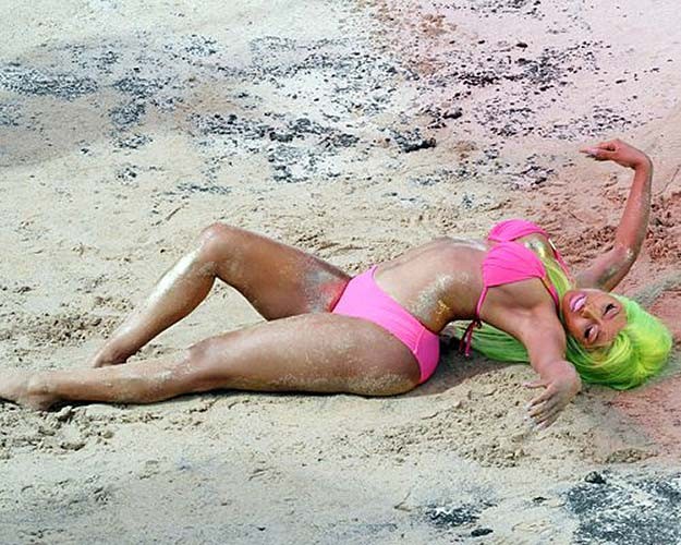 Nicki Minaj exposing huge boobs and sexy ass in bikini #75270202
