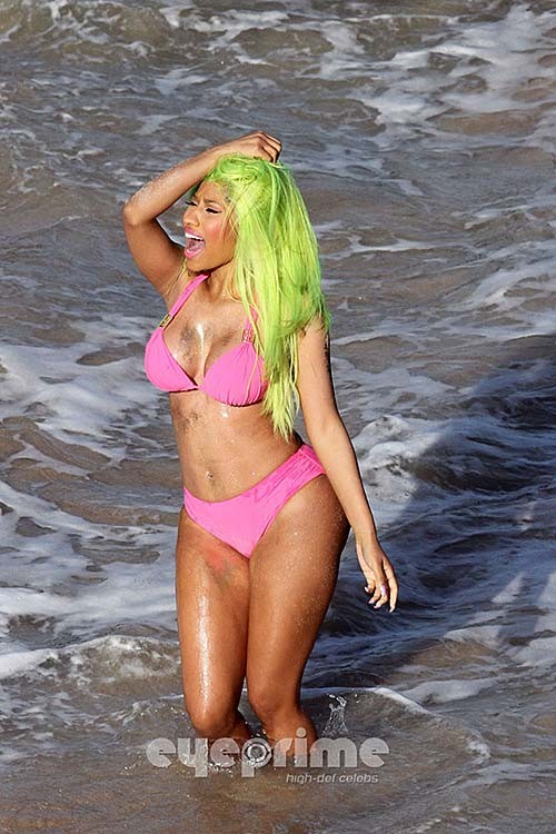 Nicki Minaj zeigt riesige Brüste und sexy Arsch im Bikini
 #75270212