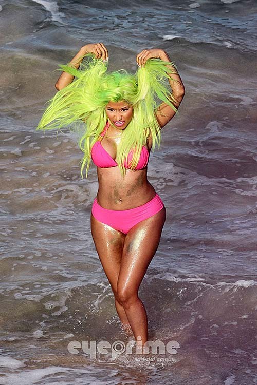 Nicki Minaj zeigt riesige Brüste und sexy Arsch im Bikini
 #75270222