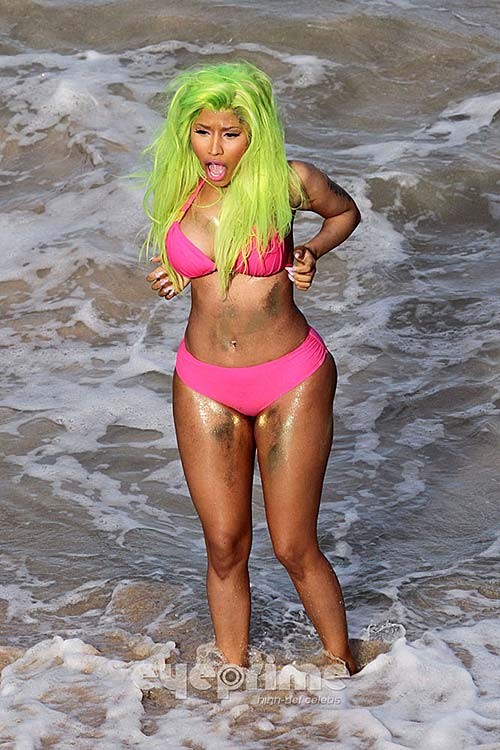 Nicki Minaj zeigt riesige Brüste und sexy Arsch im Bikini
 #75270236