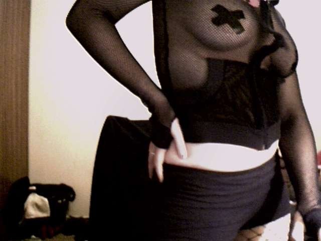 Chica gótica desnudándose en la webcam
 #75705710