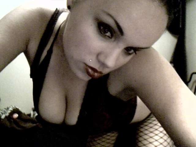 Gothic-Küken strippen vor der Webcam
 #75705724