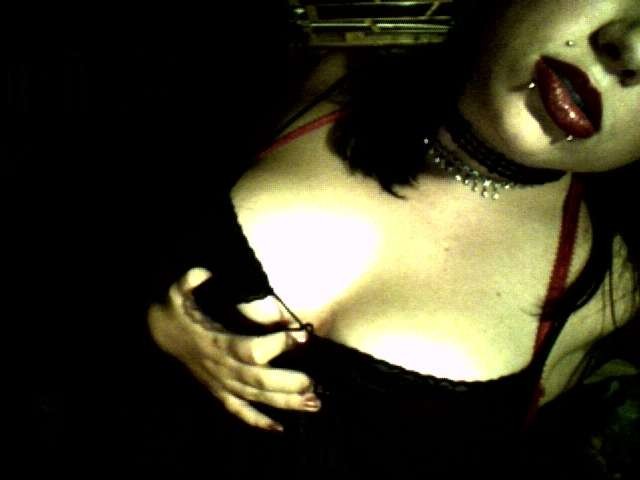 Gothic-Küken strippen vor der Webcam
 #75705746