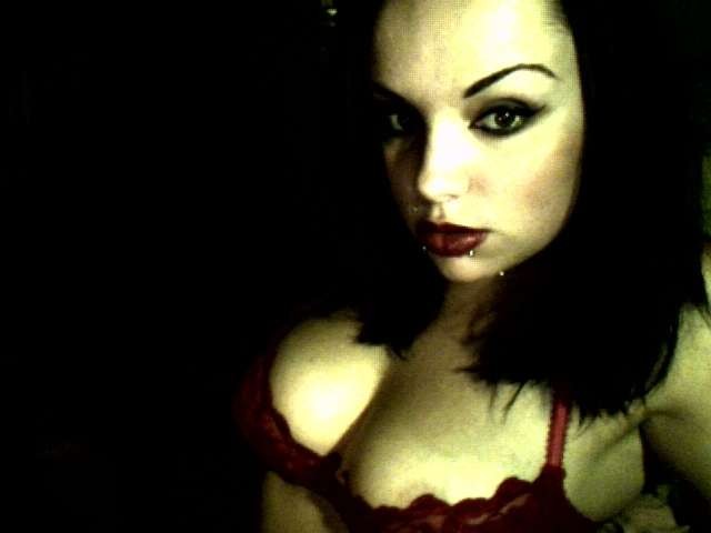 Gothic-Küken strippen vor der Webcam
 #75705749