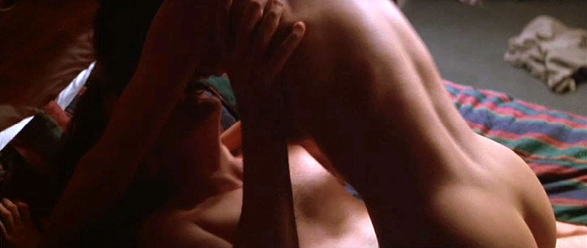 Natasha henstridge montrant ses gros seins dans des photos de films nus
 #75398967