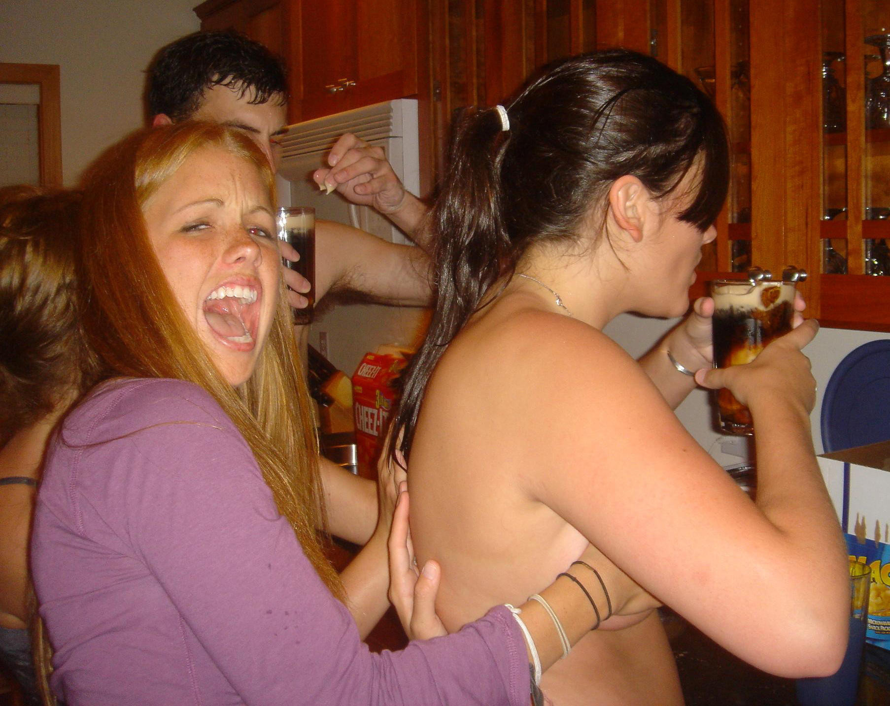 Chica borracha orinando en el fregadero mientras su novia orina en el inodoro
 #78693453