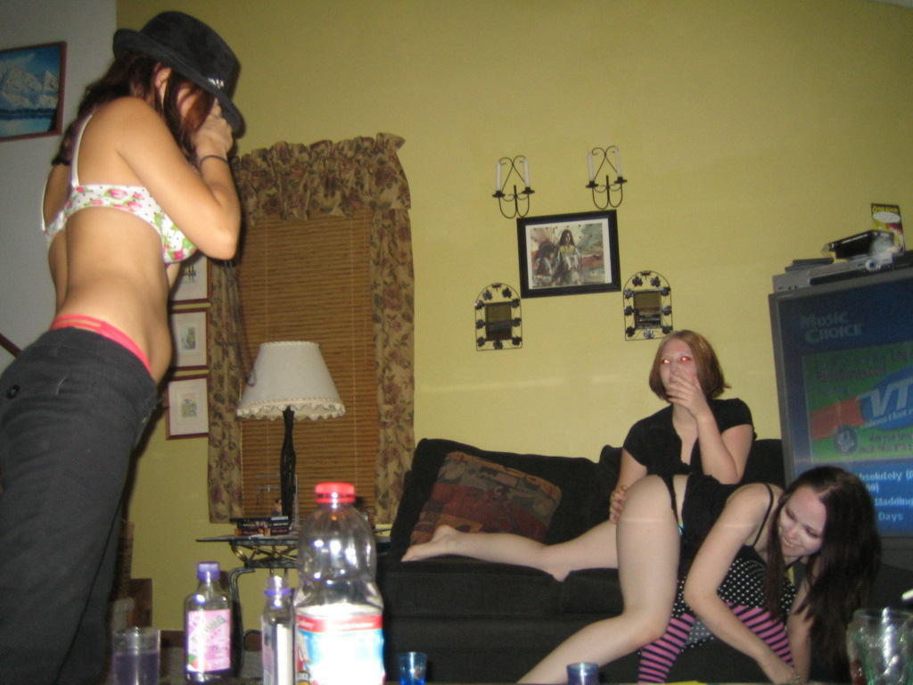 Chica borracha orinando en el fregadero mientras su novia orina en el inodoro
 #78693507