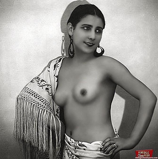 Ethnische Vintage-Damen zeigen ihre süßen natürlichen Körper
 #78480419