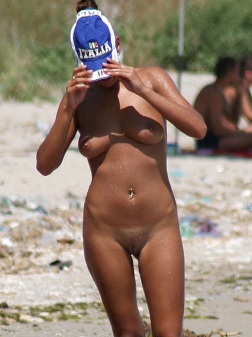 ヌードビーチでセクシーなボディを披露するブロンド女性
 #72251374