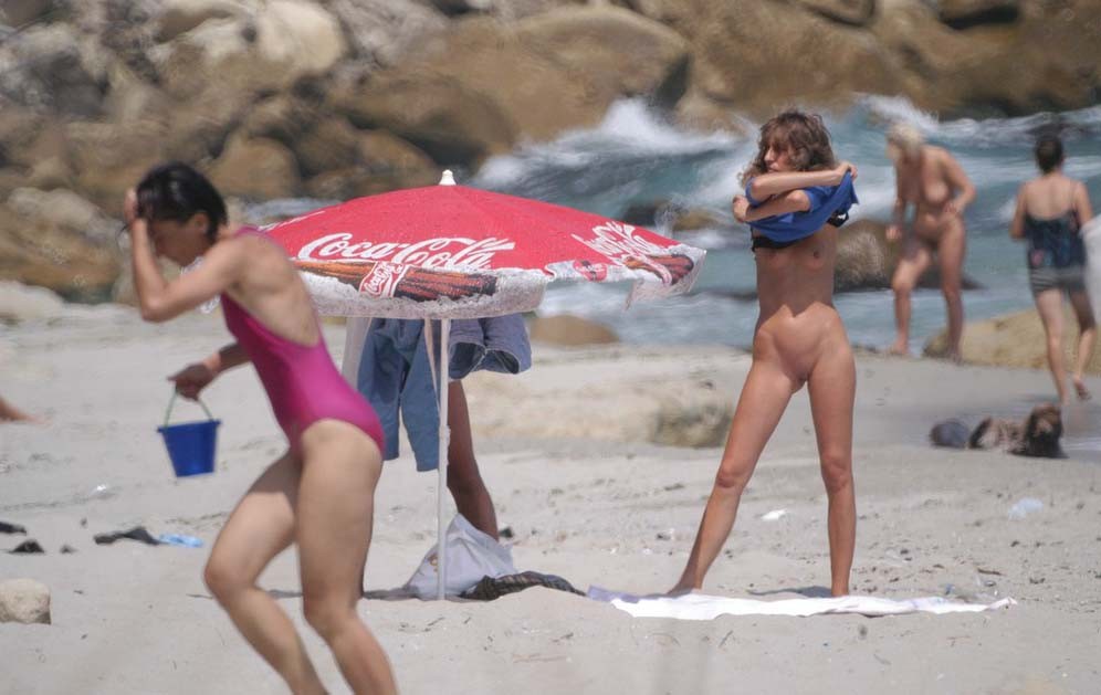 ヌードビーチでセクシーなボディを披露するブロンド女性
 #72251396
