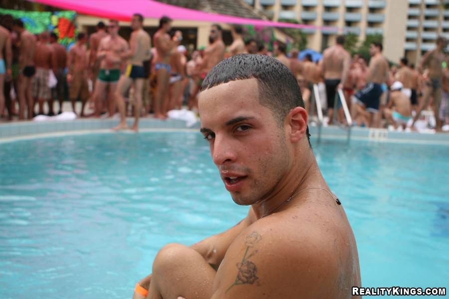 Hot gay succhiare e scopare festa orgia piscina film sesso camera
 #76955754