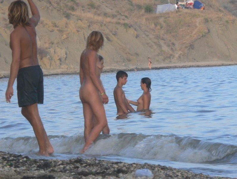 Diese zwei Teens reiben sich gegenseitig mit Lotion ein
 #72253634