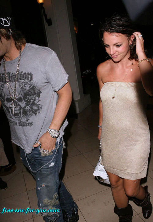 Britney spears montrant sa belle chatte et sa jupe haute en photos paparazzi
 #75430476