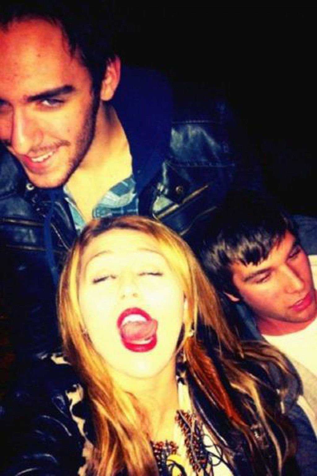 Miley cyrus luciendo muy sexy y caliente en sus nuevas fotos privadas
 #75323268
