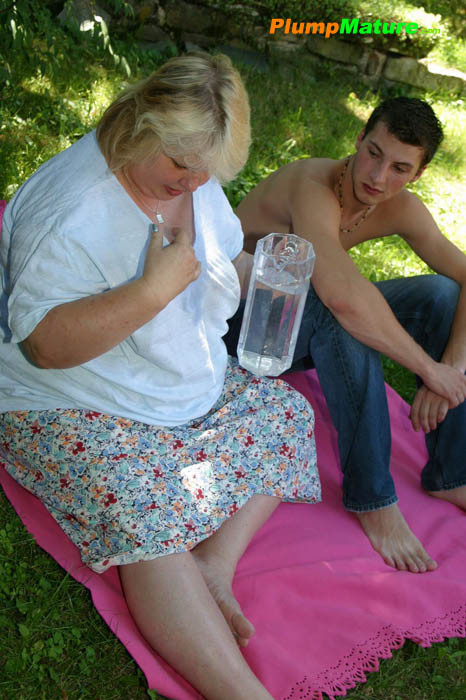 Blonde bob gibt Kopf zu einem glücklichen stud alfresco
 #67469766