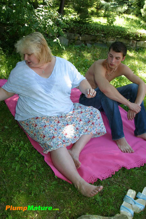 Blonde bob gibt Kopf zu einem glücklichen stud alfresco
 #67469770