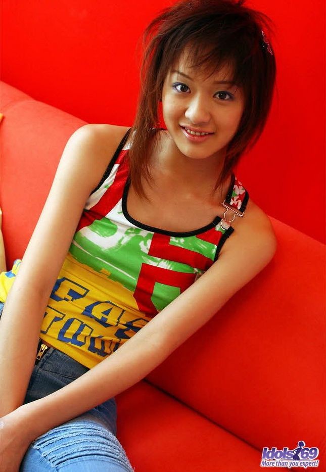 La jeune japonaise izumi pose en culotte et montre son cul
 #69782362