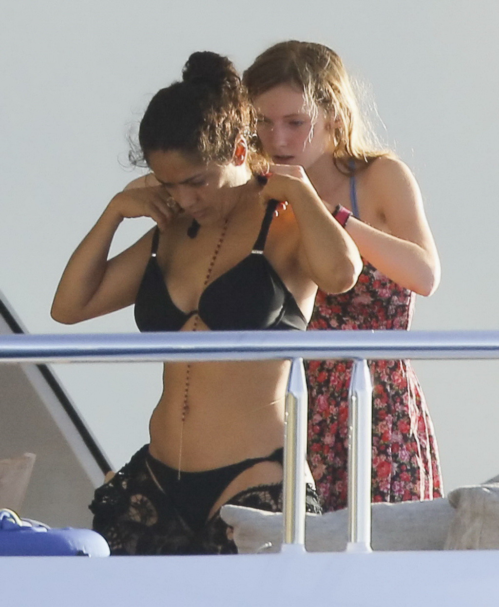 Salma hayek montre ses gros seins et ses fesses dans un minuscule bikini noir sur un yacht à s
 #75177013