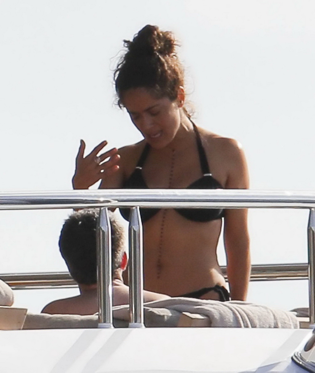 Salma hayek montre ses gros seins et ses fesses dans un minuscule bikini noir sur un yacht à s
 #75177021