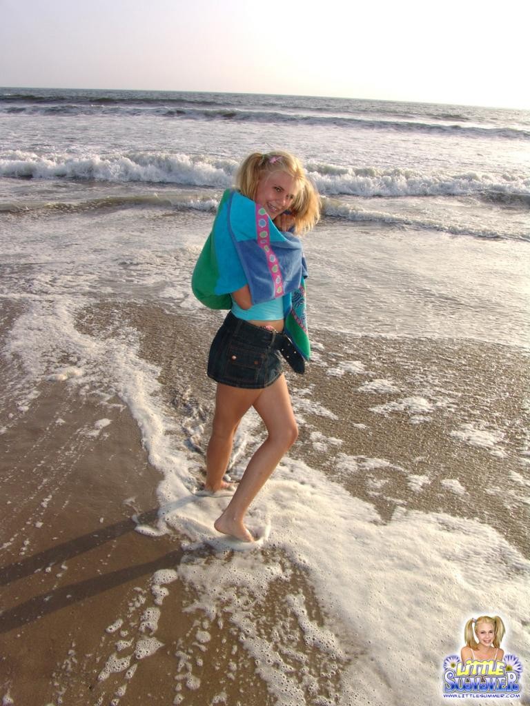 Une jeune blonde en bikini sur la plage
 #79017538