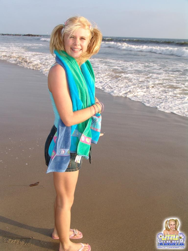 Une jeune blonde en bikini sur la plage
 #79017546
