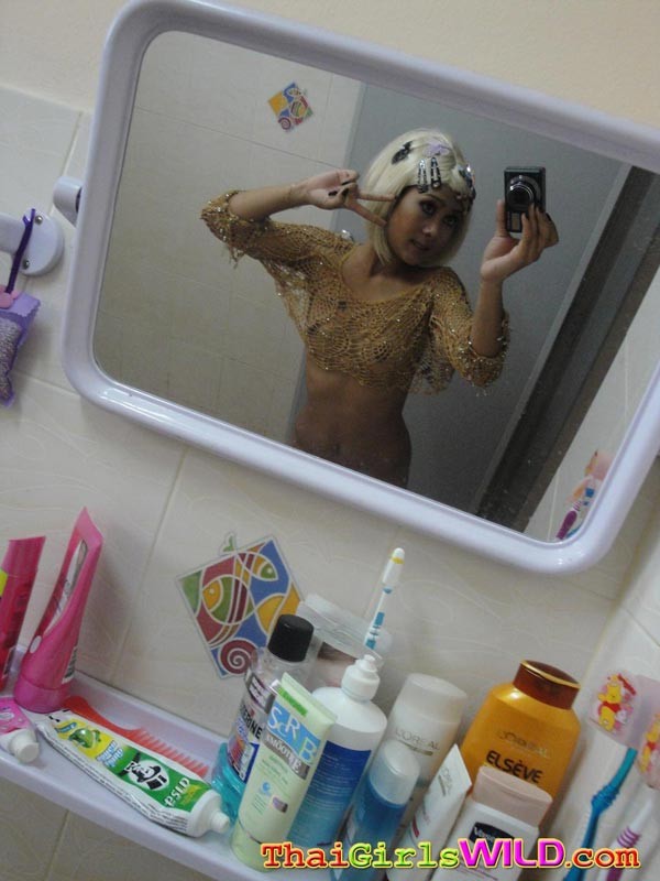 L'adolescente thailandese sexy posa e mostra il suo corpo caldo
 #68020528