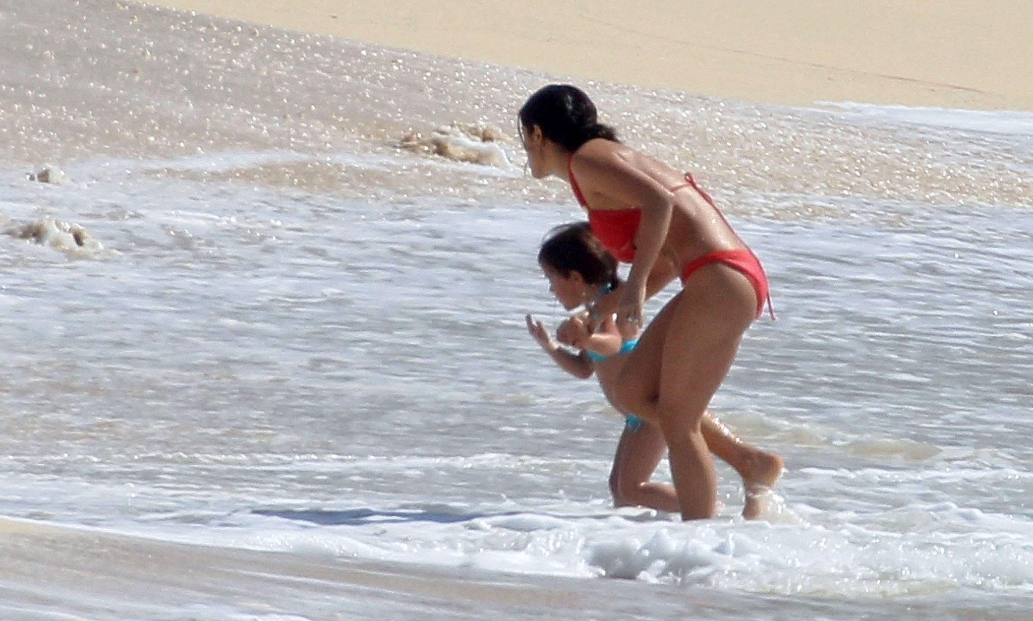 Salma hayek exponiendo su cuerpo sexy y sus enormes tetas en bikini rojo en la playa
 #75322653