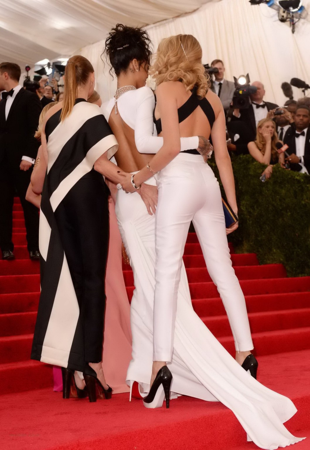 Rihanna grabs Cara Delevignes ass while Reese Witherspoon staring popeyed at her #75197016