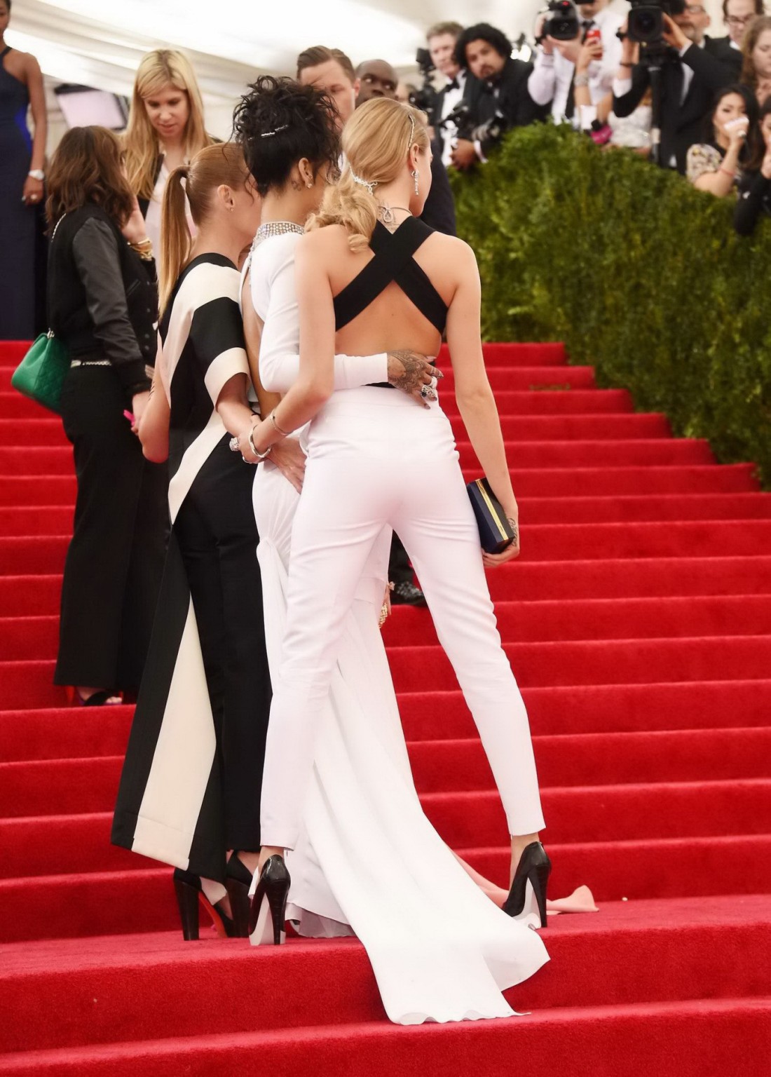 Rihanna attrape les fesses de Cara Delevignes pendant que Reese Witherspoon lui fait les yeux doux.
 #75197024