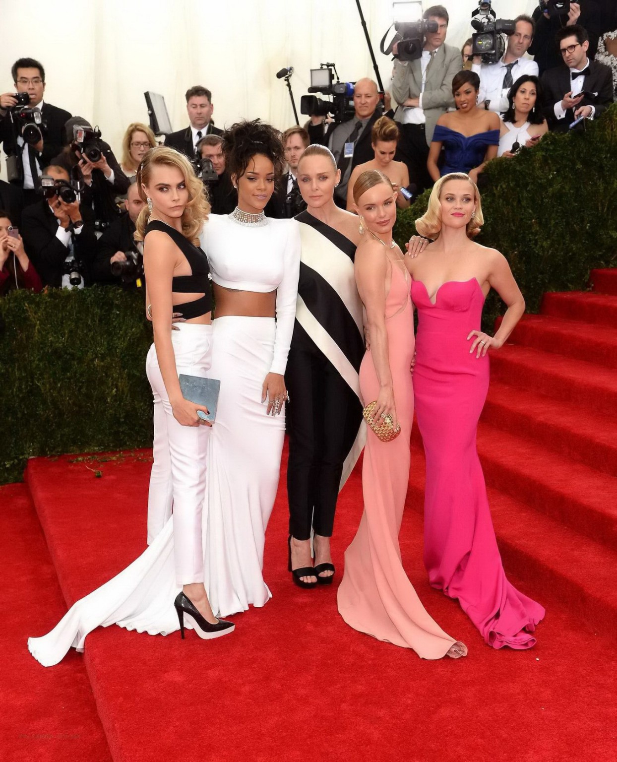 Rihanna le agarra el culo a Cara Delevignes mientras Reese Witherspoon la mira con cara de circunstancias
 #75197050