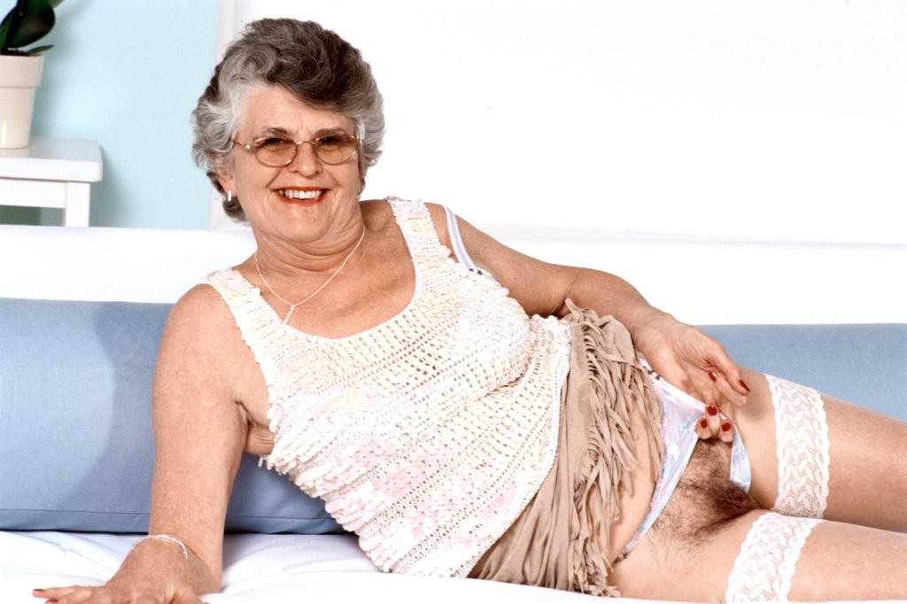 Teasing granny arrapato in lingerie bianca dildo la figa
 #77250851