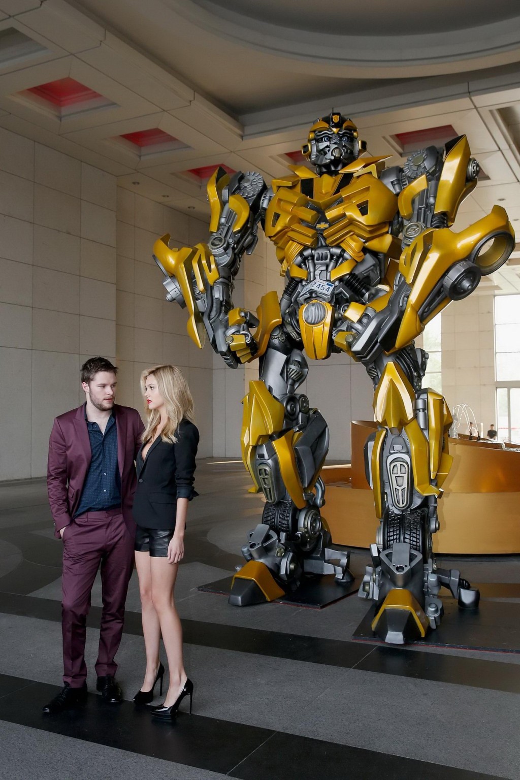 Nicola Peltz langbeinig mit Dekolleté bei der "Transformers Age of Extinction"-Fotocall-Premiere
 #75193041