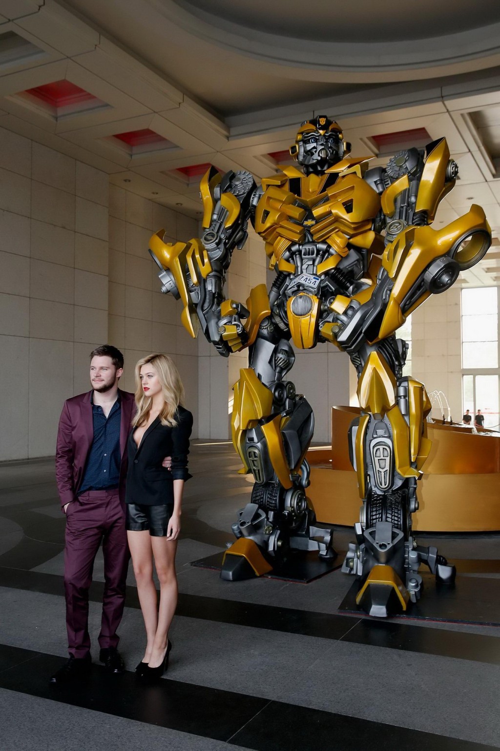 Nicola peltz con piernas y escote en la premiere de transformers age of extinction
 #75193049