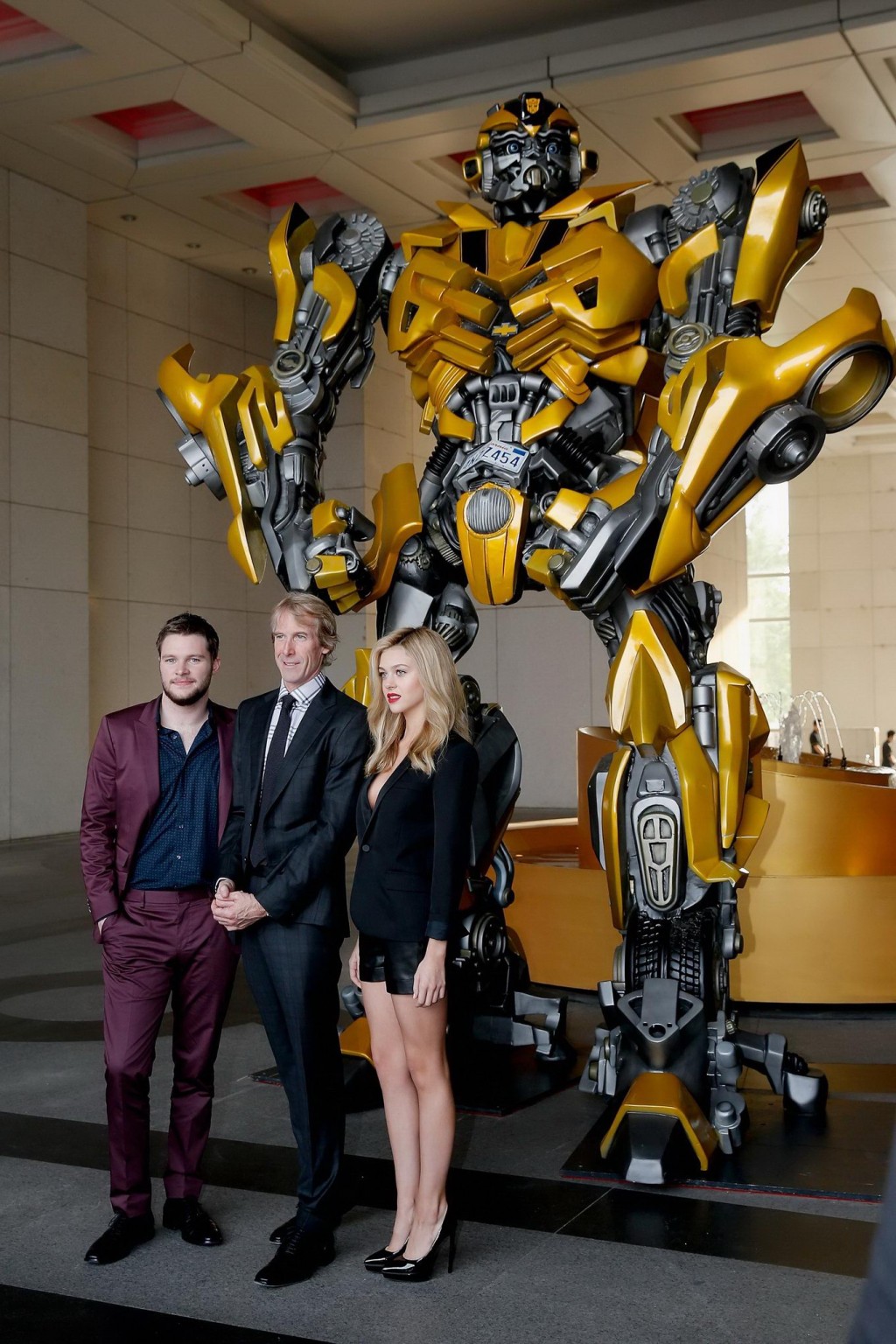 Nicola peltz leggy cleavy à transformers age of extinction photocall premiere
 #75193057