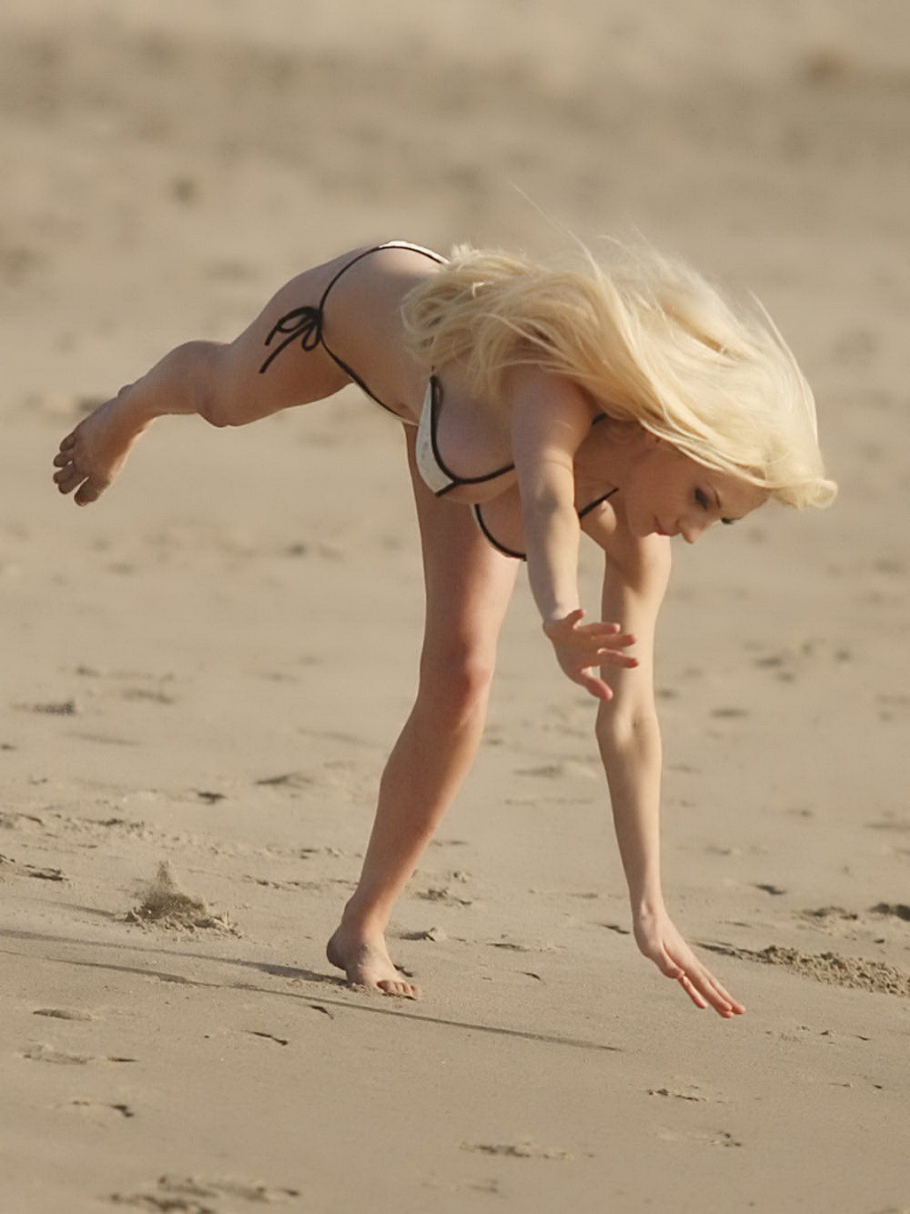 コートニー・ストッデンがロサンゼルスのビーチで極小ビキニを着て運動する姿
 #75202943