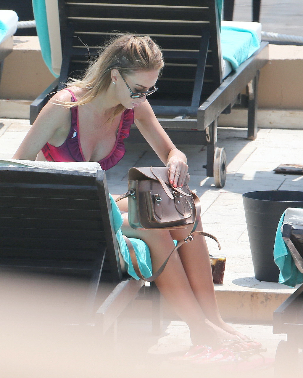 Lauren pope pillada entre un conjunto luciendo varios bikinis junto a la piscina en marbella
 #75230707
