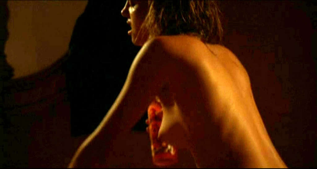 Bijou phillips rivelando le sue belle tette piccole e cazzo duro in scena film nudo
 #75338661