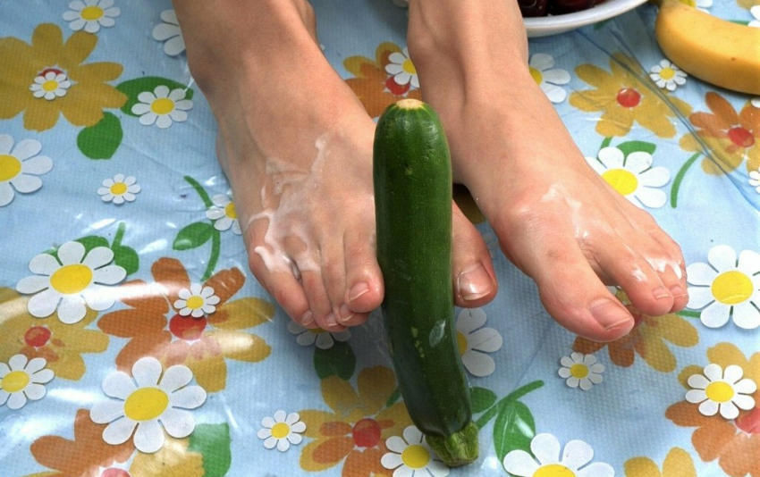 Amateur morena desordenando sus pies
 #76562483