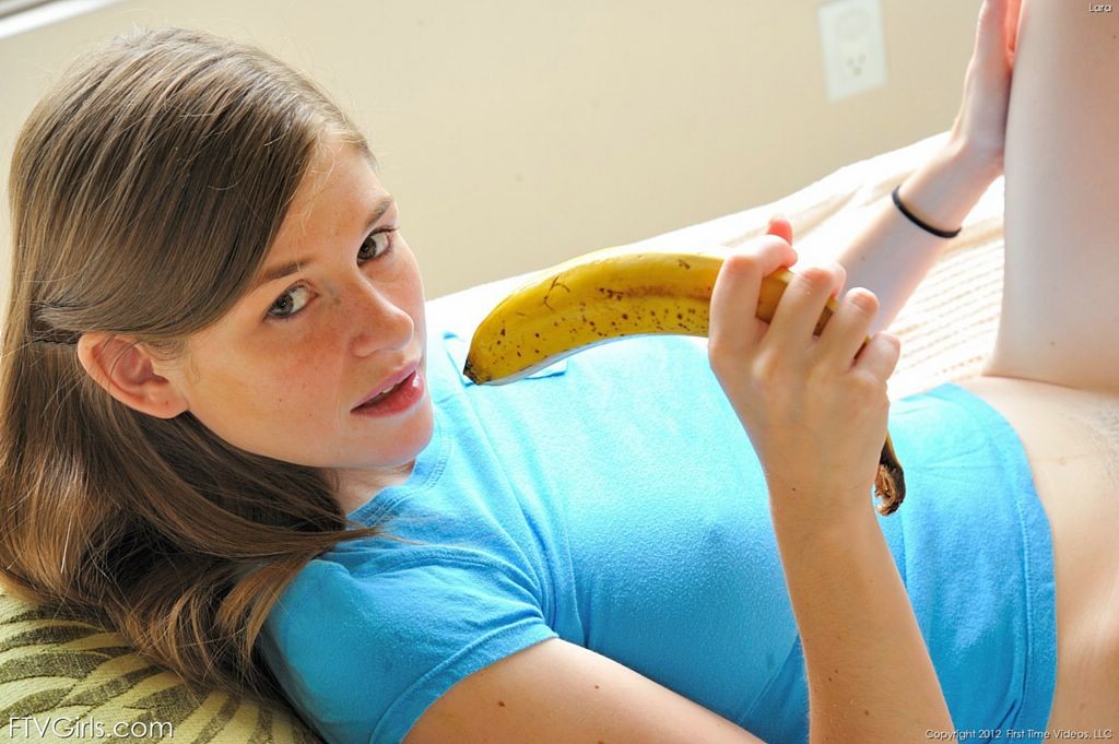 Chica cachonda fisting su coño y la masturbación de plátano
 #67282677