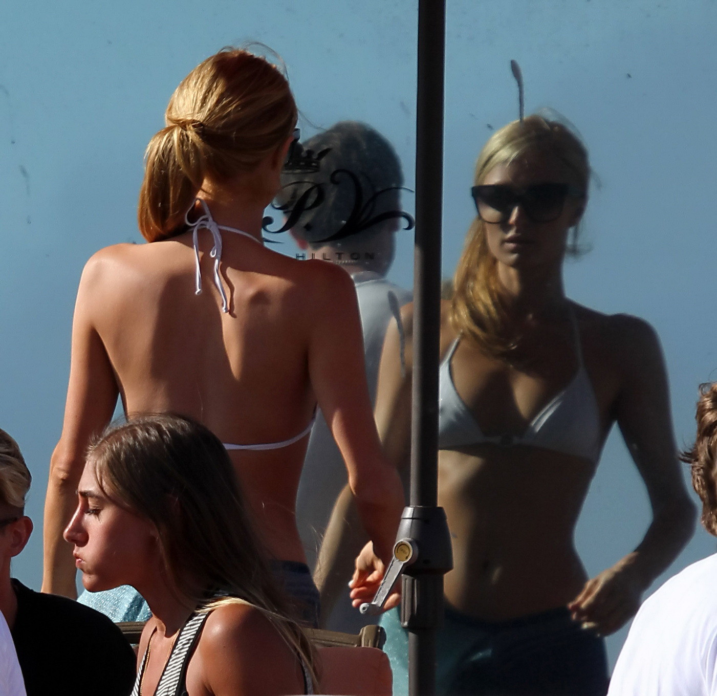 Paris Hilton che mostra le sue fighe dure con un top bianco trasparente in bikini sulla spiaggia
 #75223267